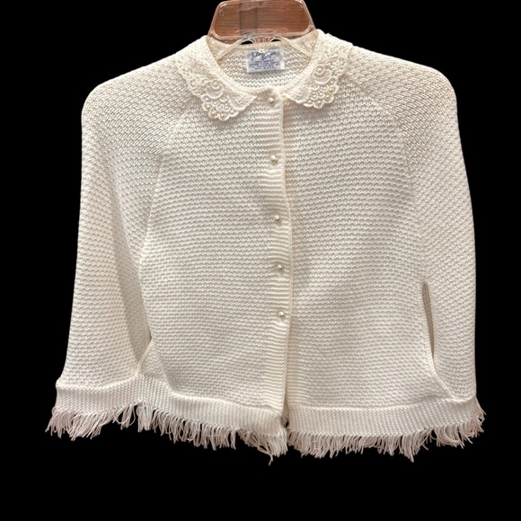 Julius Berger Other - Vintage cape little girls crochet white size 5 see measurements poncho fringe